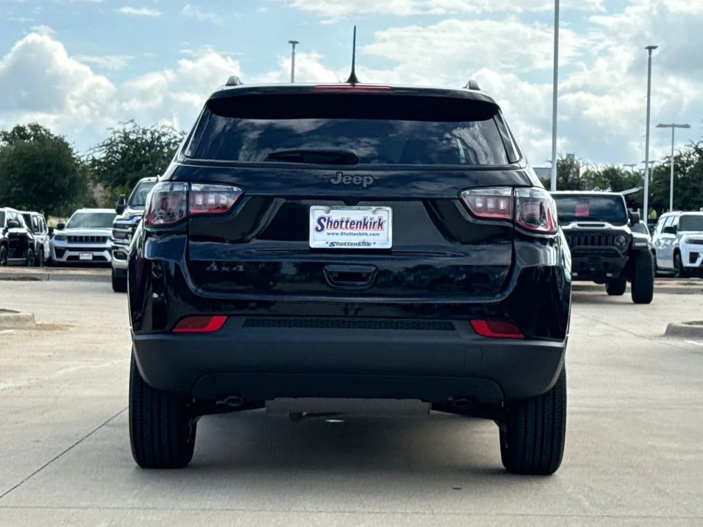 New 2026 Diamond Black Crystal Pearl-Coat Exterior Paint Jeep Latitude image 7