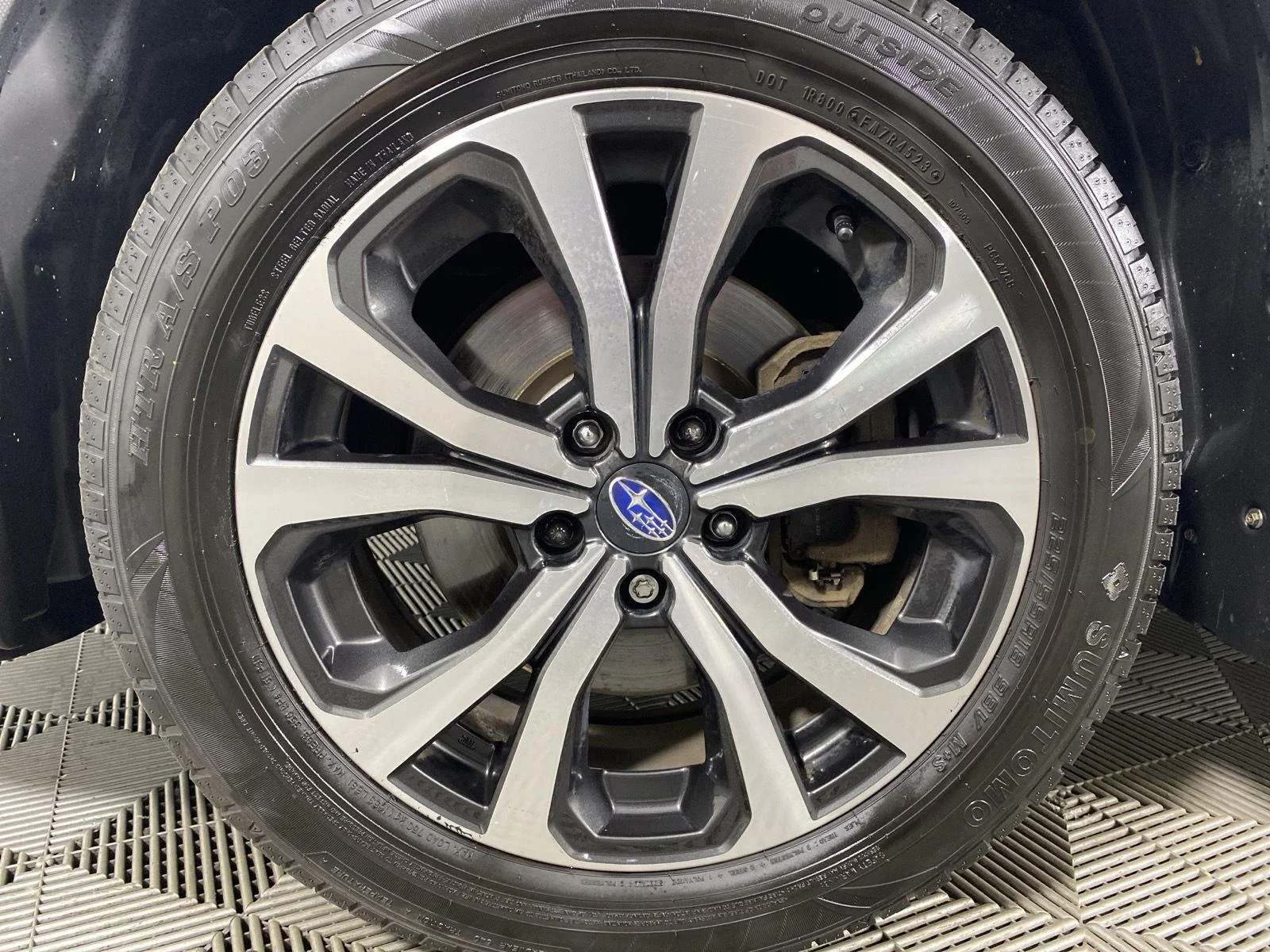 Used 2019 Crystal White Pearl Subaru Limited image 12