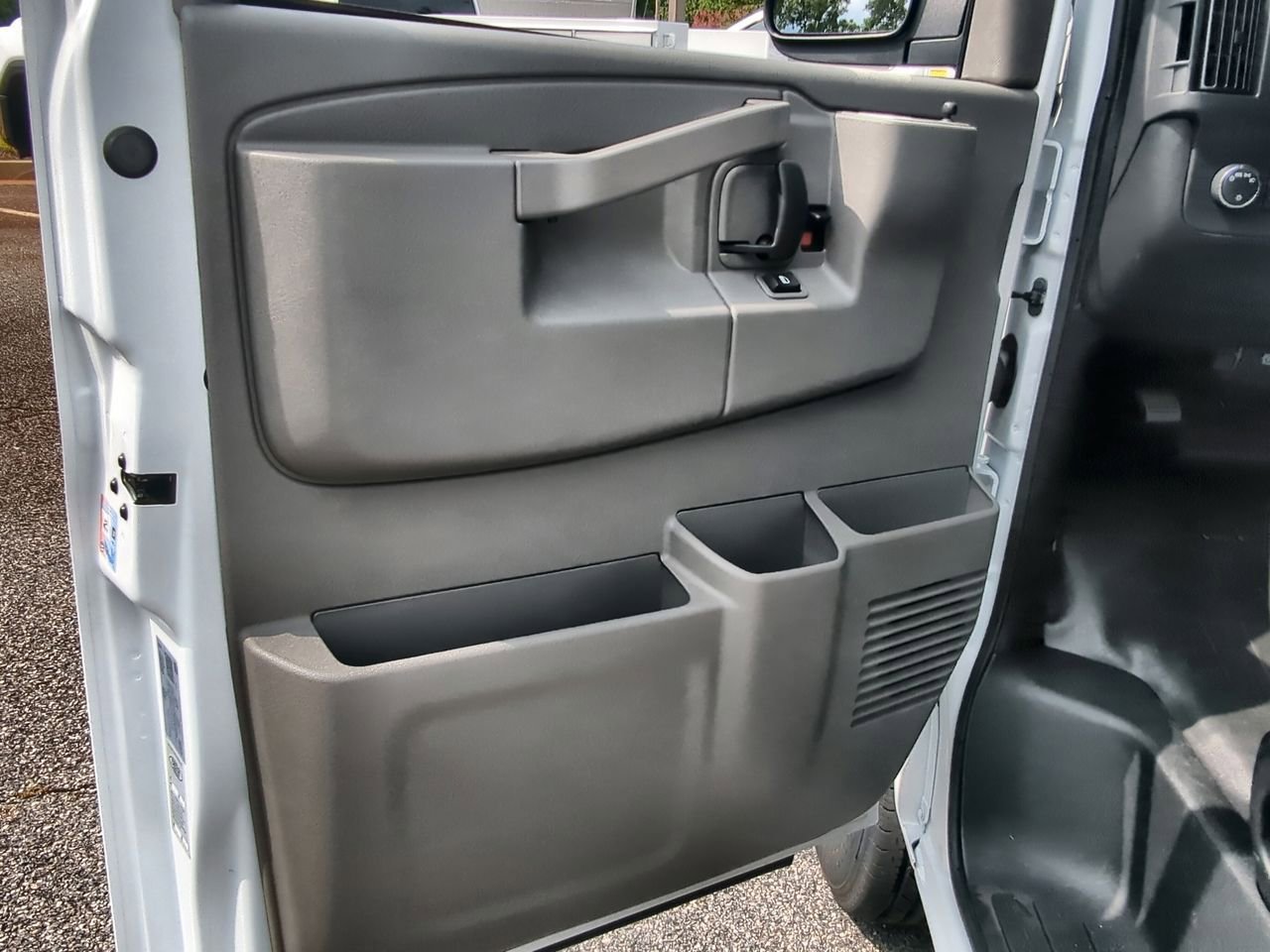 2025 GMC Savana Cargo Work Van - Photo 19