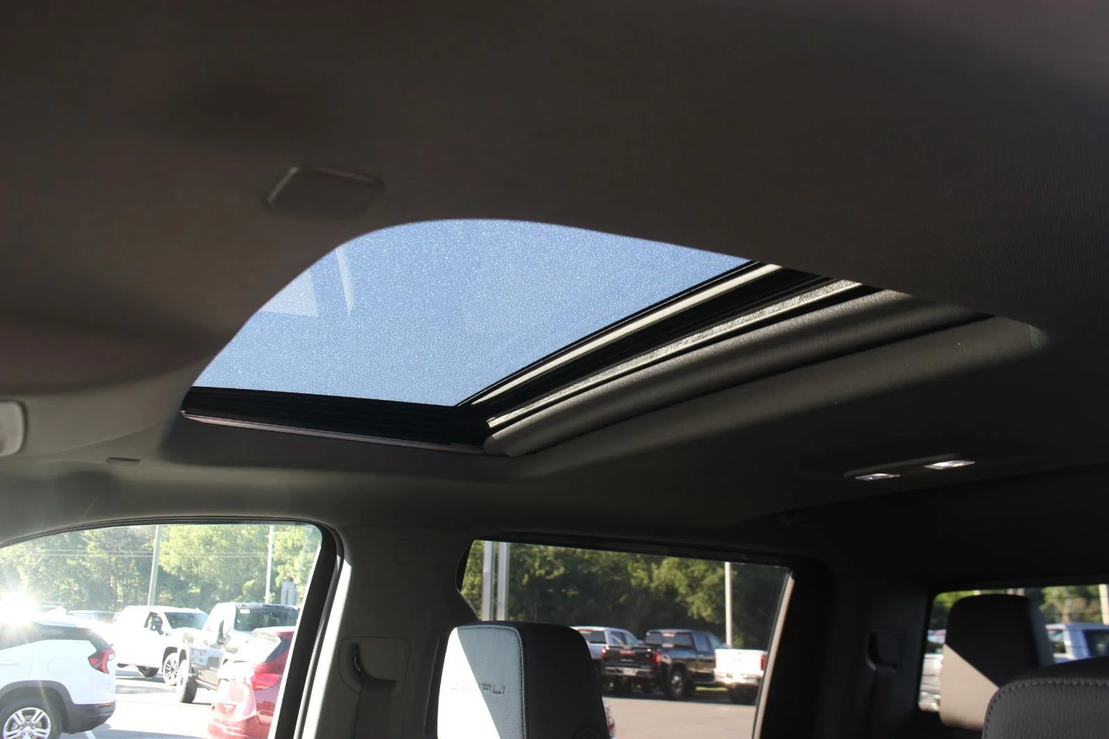 Used 2021 WHITE FROST TRICOAT GMC Denali image 34