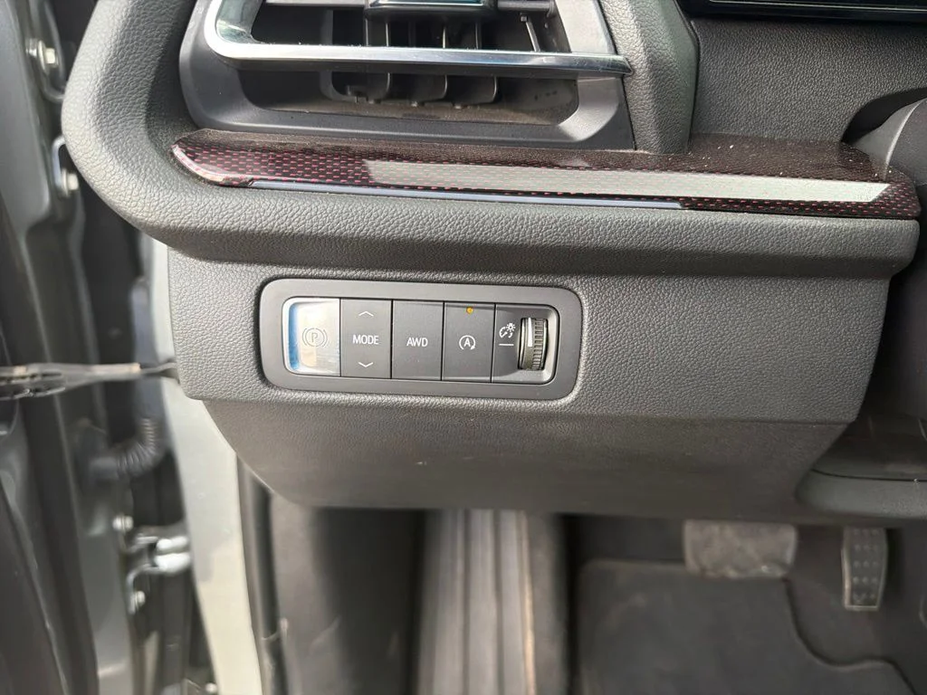 Used 2025 Gray Chevrolet Z71 image 8