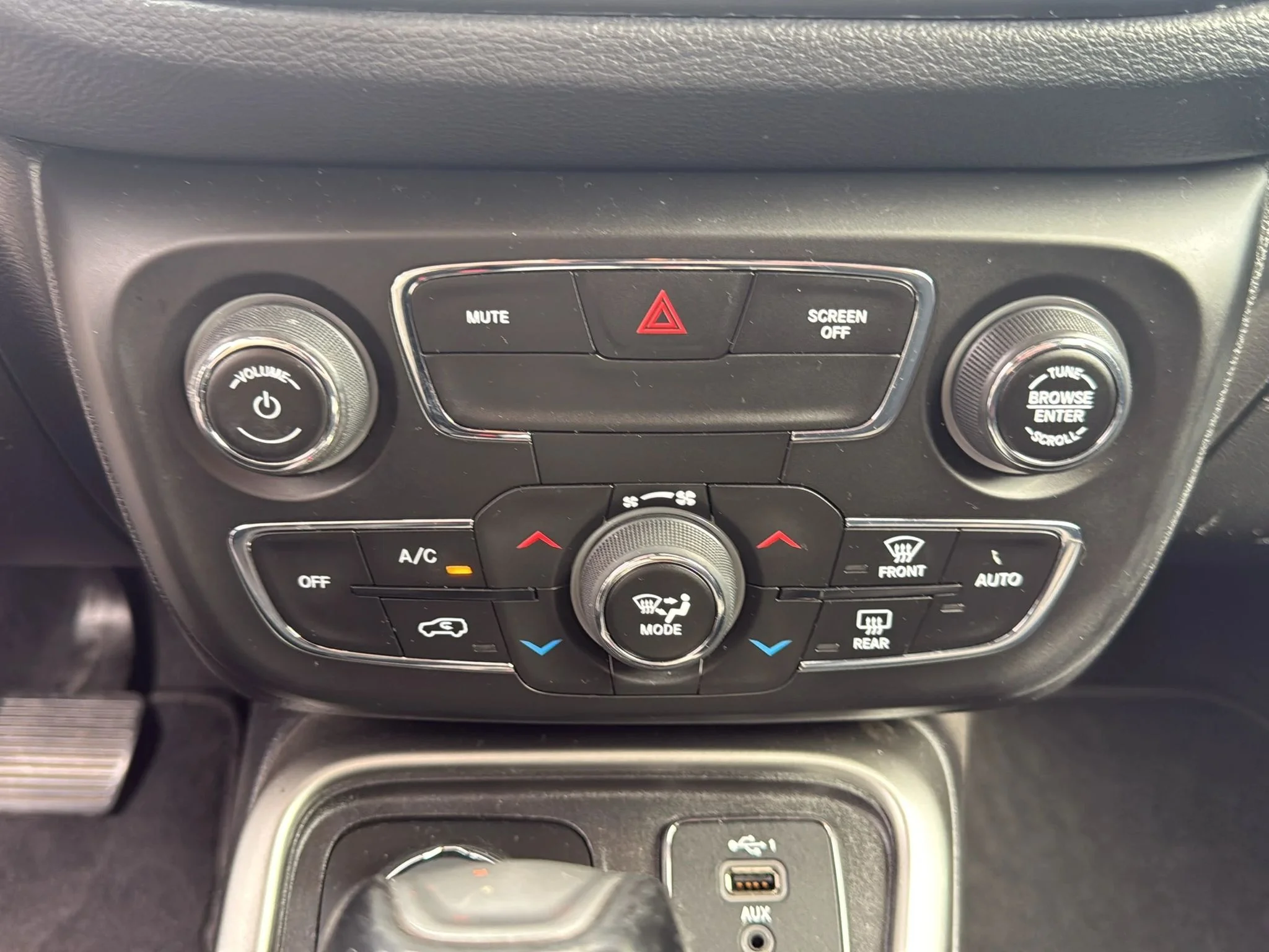 Used 2020 Olive Green Pearlcoat Jeep Latitude image 17