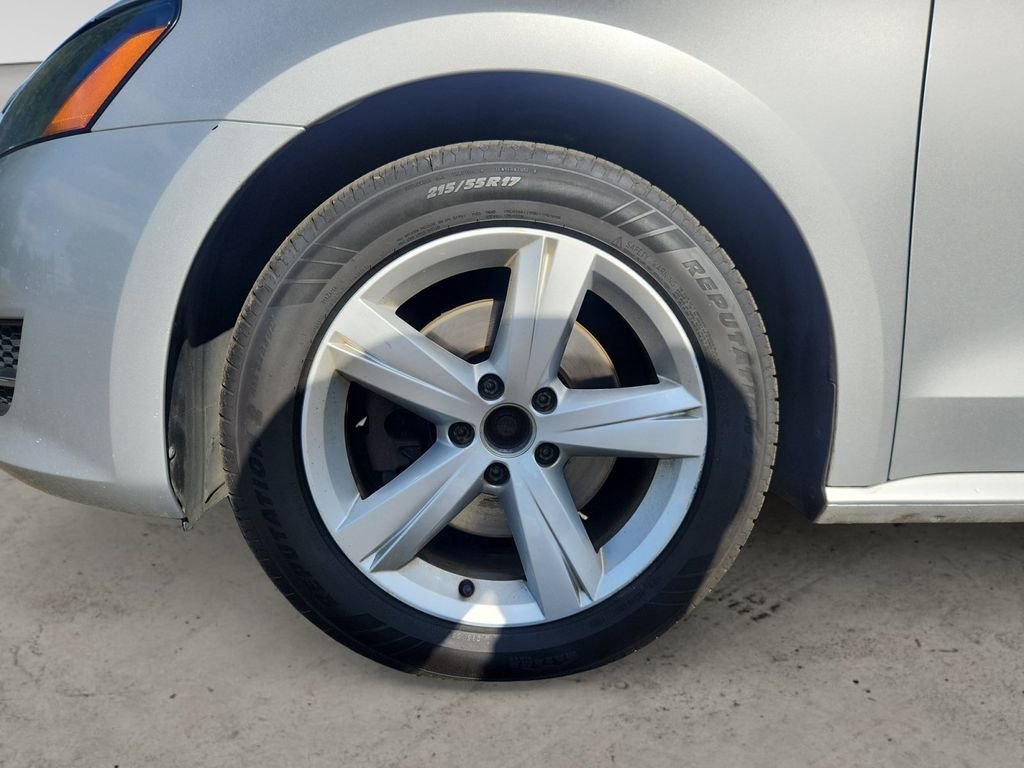 Used 2013 Silver Volkswagen 2.5 S image 9