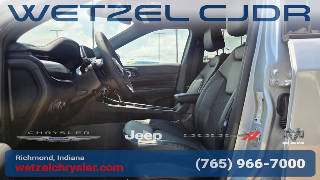 New 2026 Silver Zynith Metallic Clearcoat Jeep Latitude image 11