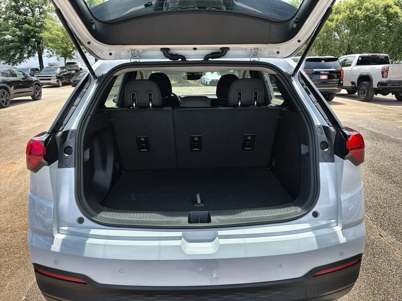 New 2027 Summit White Chevrolet LT image 21