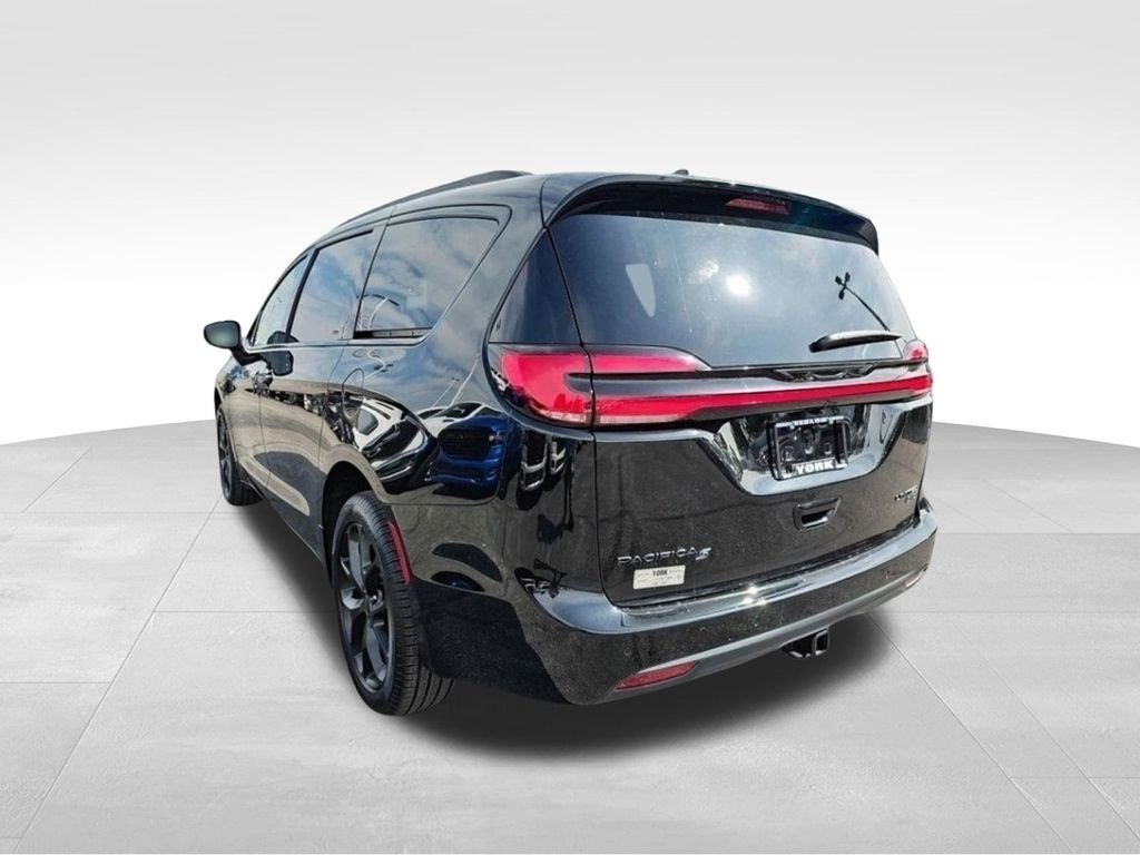 New 2027 Diamond Black Crystal Pearl-Coat Exterior Paint Chrysler Limited image 3