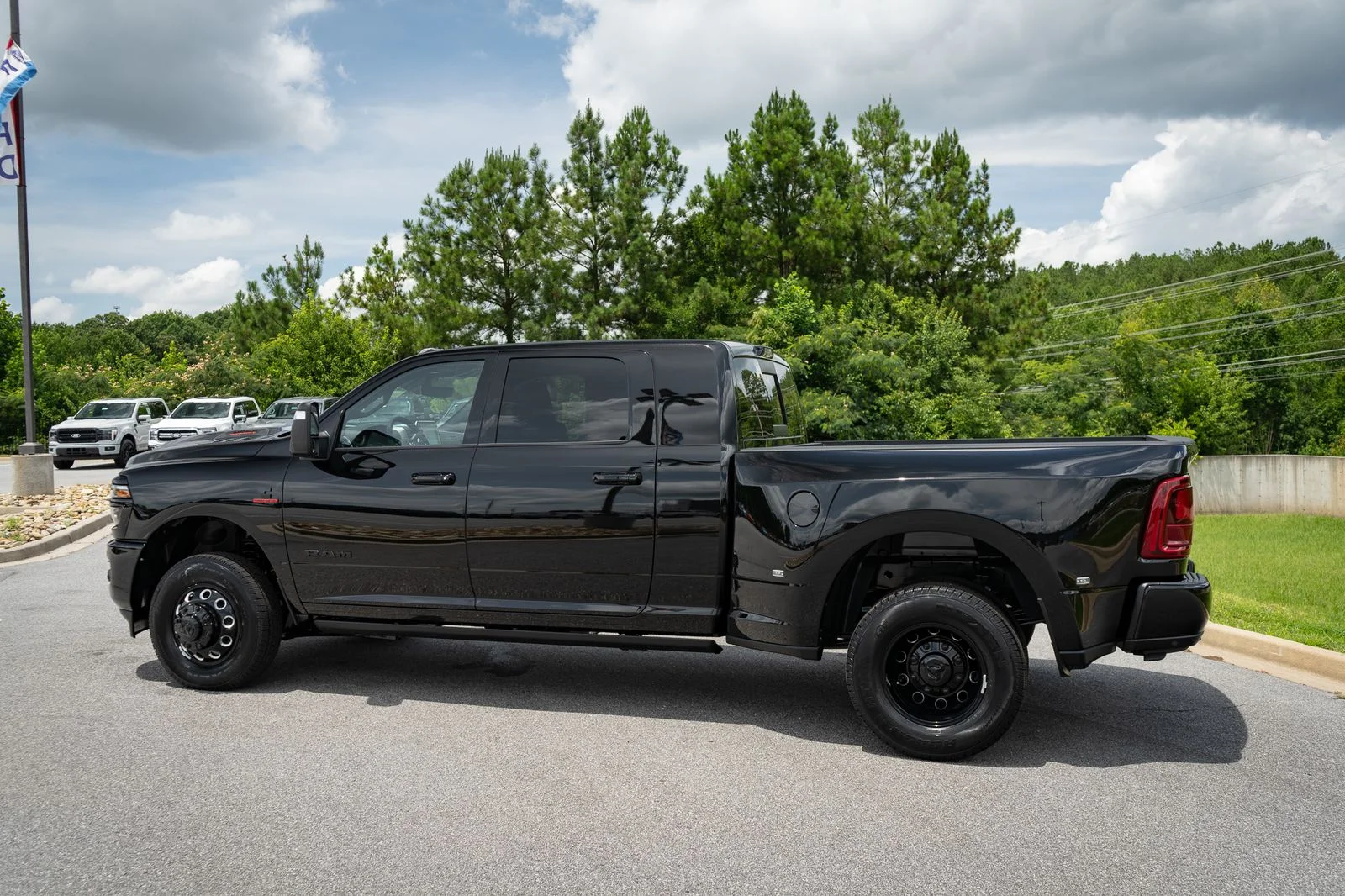 New 2026 Diamond Black Crystal Pearl-Coat Exterior Paint RAM Laramie image 15