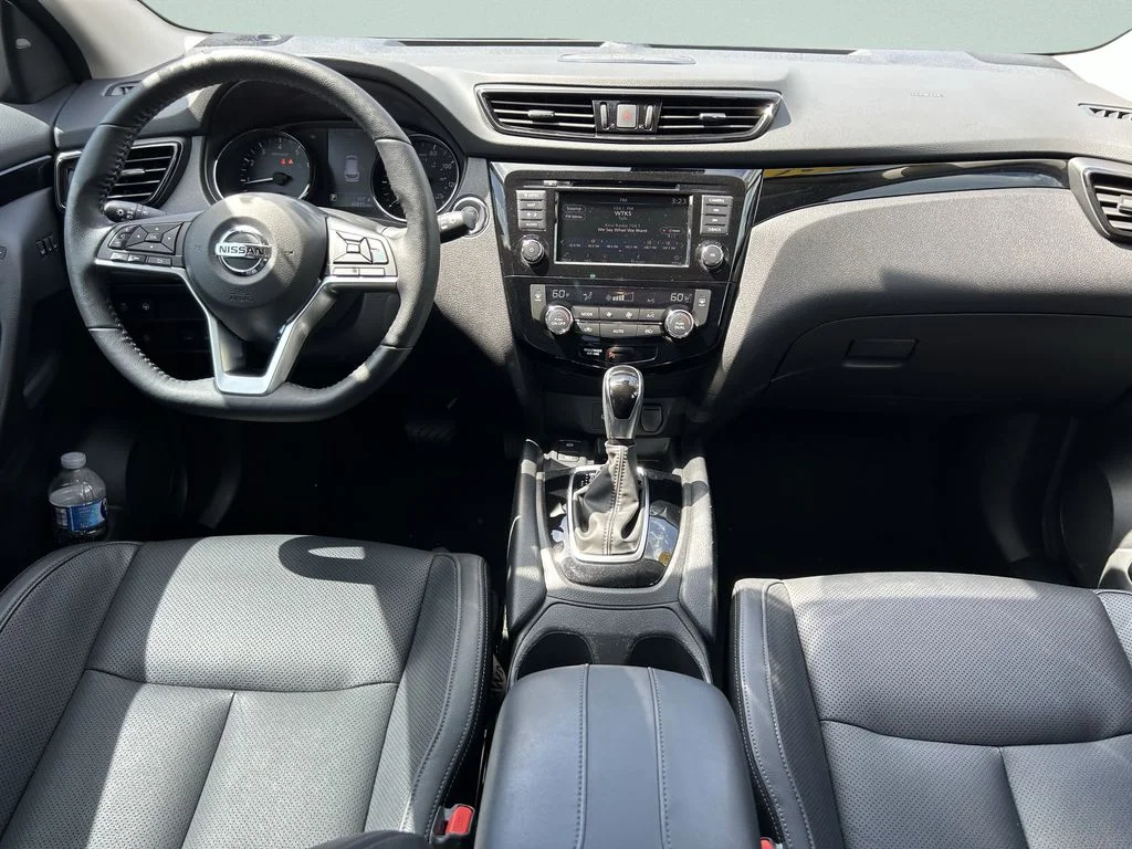 Used 2021 White Nissan SL image 17