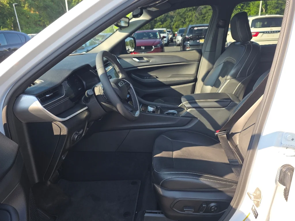 Used 2024 Bright White Clear Coat Jeep Altitude X image 35