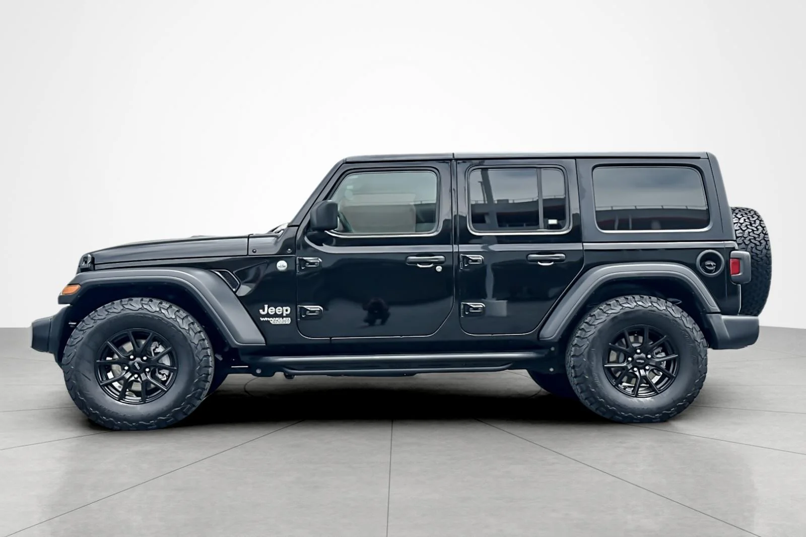 Used 2019 BLACK Jeep Sport image 2