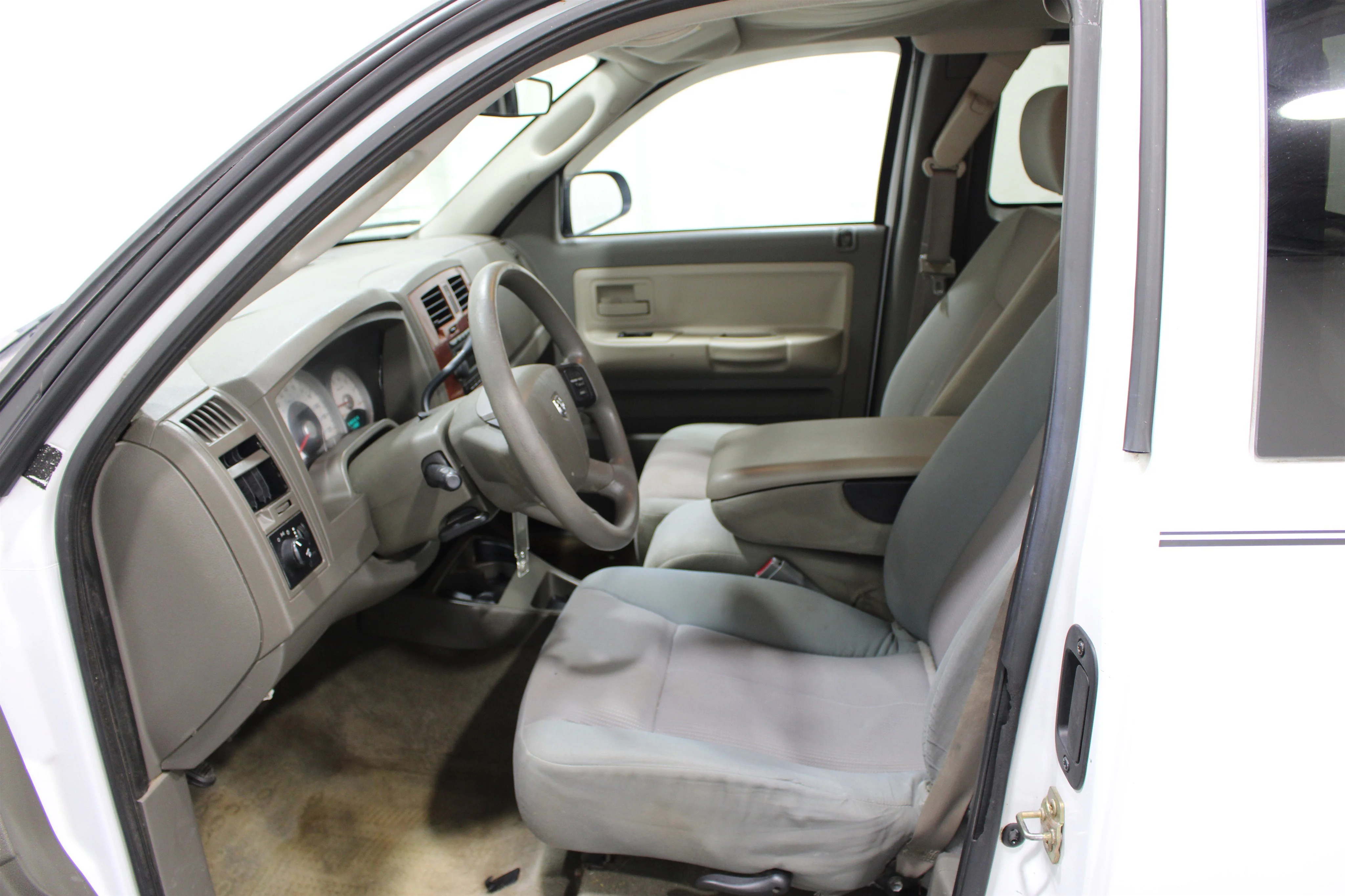 Used 2005 Dodge Dakota SLT with VIN 1D7HW42N15S225627 for sale in Wichita, KS