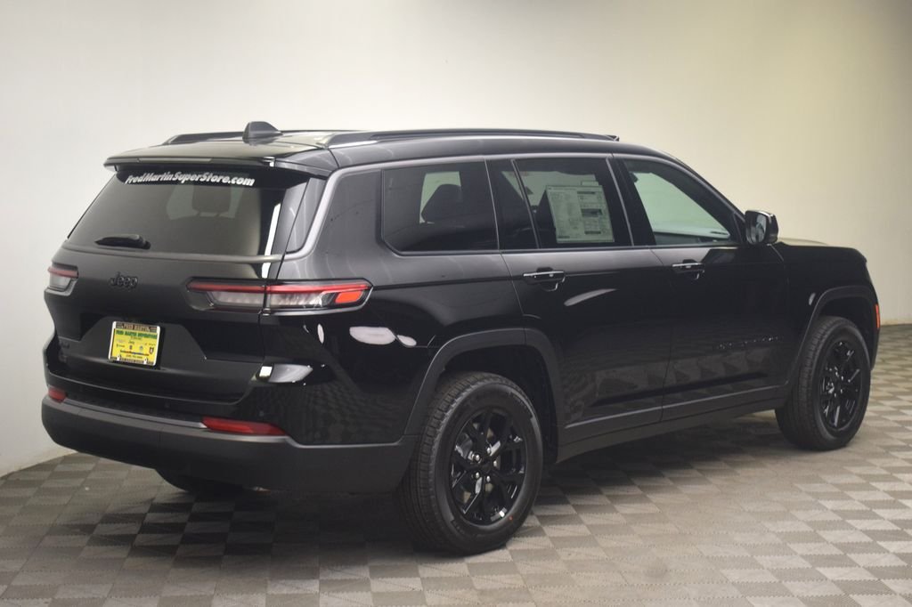 New 2026 Diamond Black Crystal Pearl-Coat Exterior Paint Jeep Altitude image 5