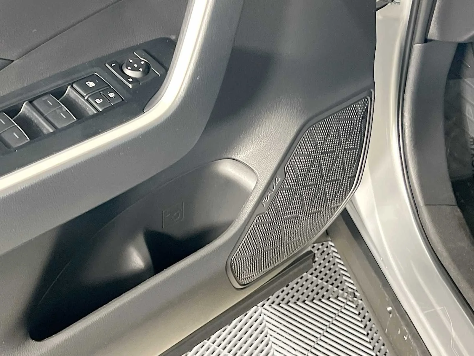 Used 2025 Silver Sky Metallic Toyota XLE image 18