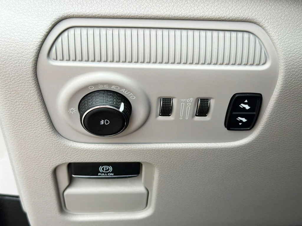 Used 2022 Diamond Black Jeep Series III image 28