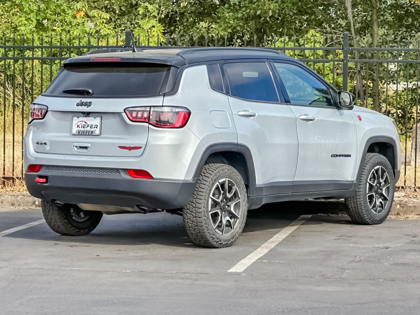Used 2025 Silver Jeep Trailhawk image 3