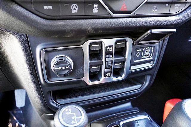 New 2026 Bright White Clear-Coat Exterior Paint Jeep Sport S image 36