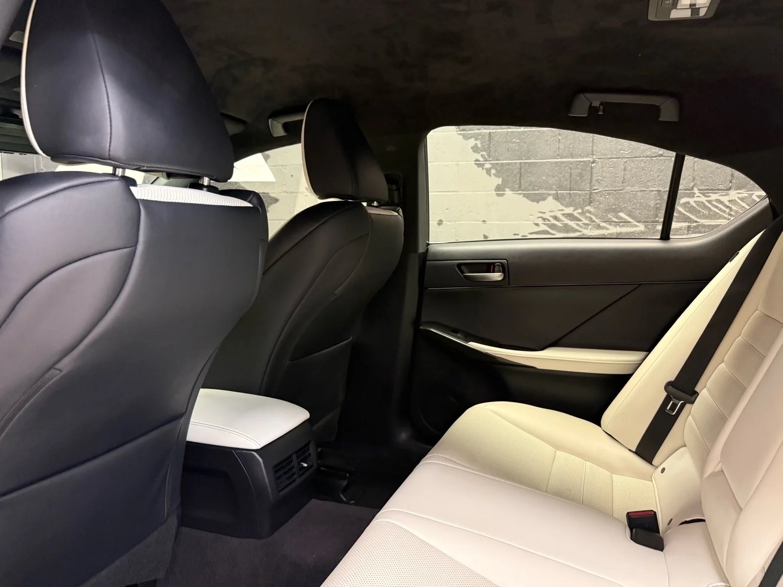 Used 2021 Ultra White (083) Lexus F SPORT image 34