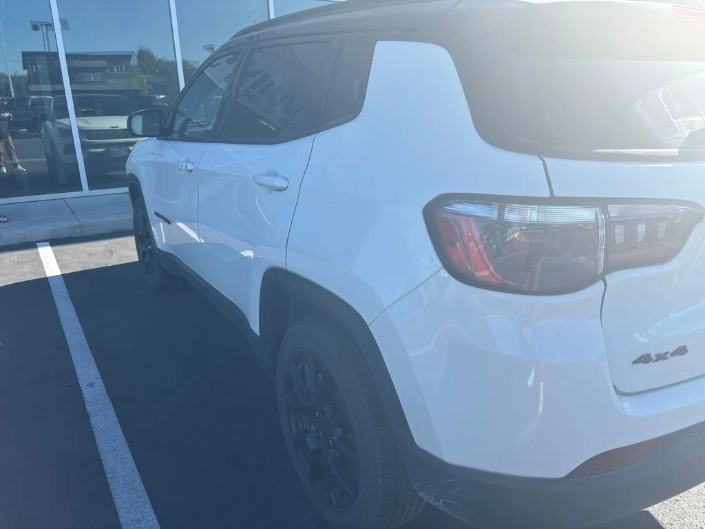 Used 2022 White Jeep Latitude image 5