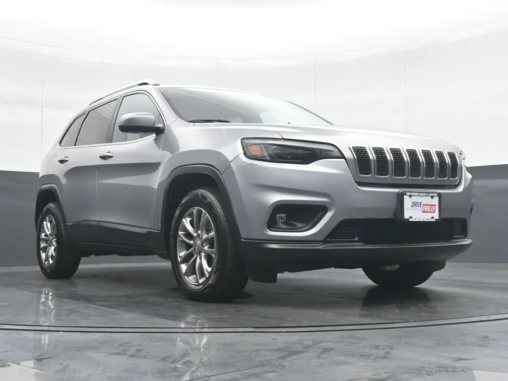 Used 2019 Silver Jeep Latitude Plus image 33