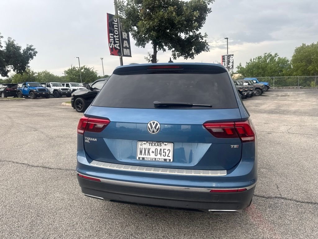 Used 2018 Blue Volkswagen 2.0T SEL Premium image 28