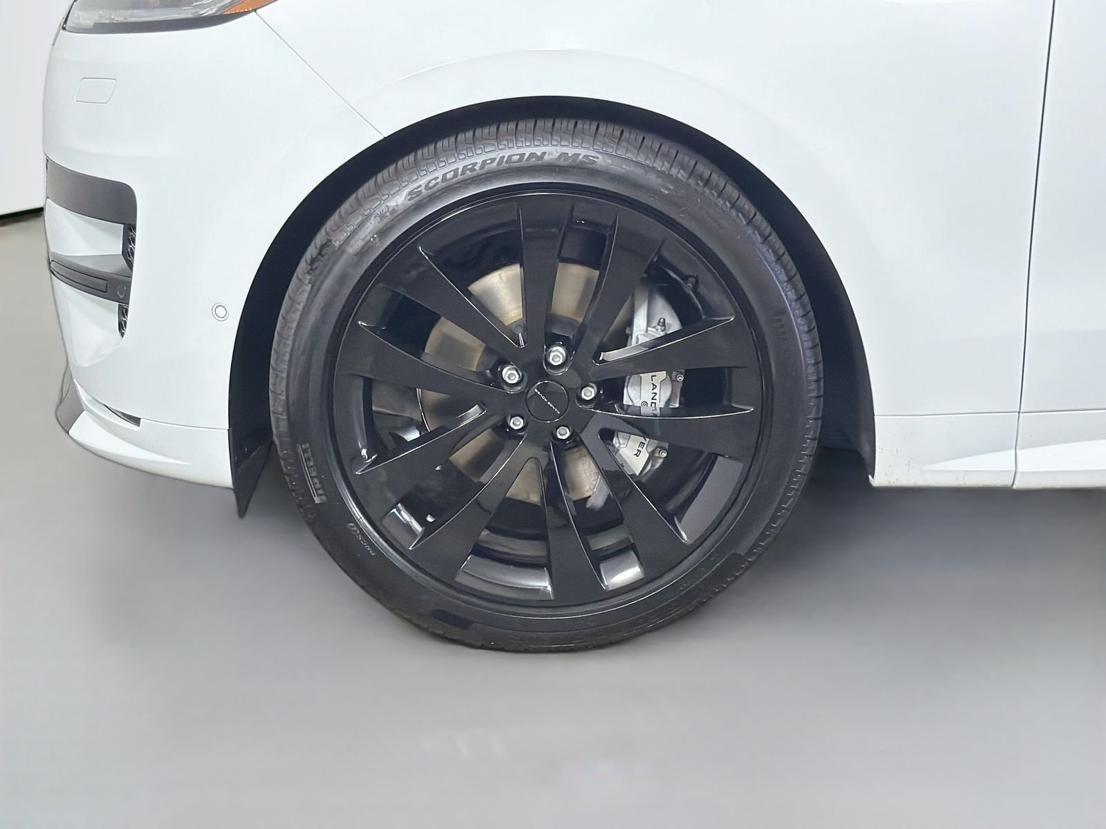 New 2026 Fuji White Land Rover Dynamic SE image 36