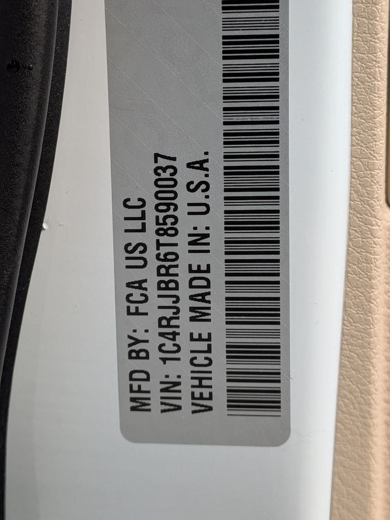 New 2026 Bright White Clear-Coat Exterior Paint Jeep Limited image 28