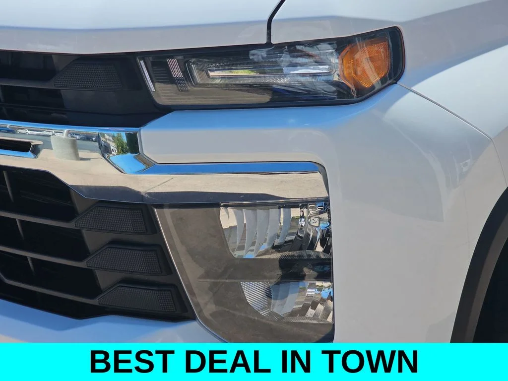 Used 2025 White Chevrolet LT image 33
