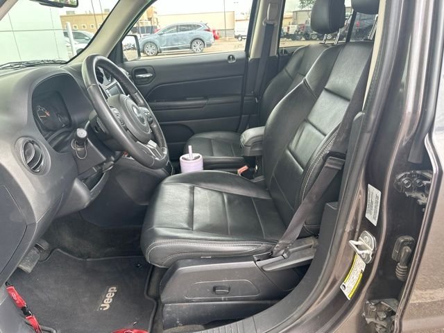 Used 2017 Granite Crystal Clearcoat Metallic Jeep Latitude image 6