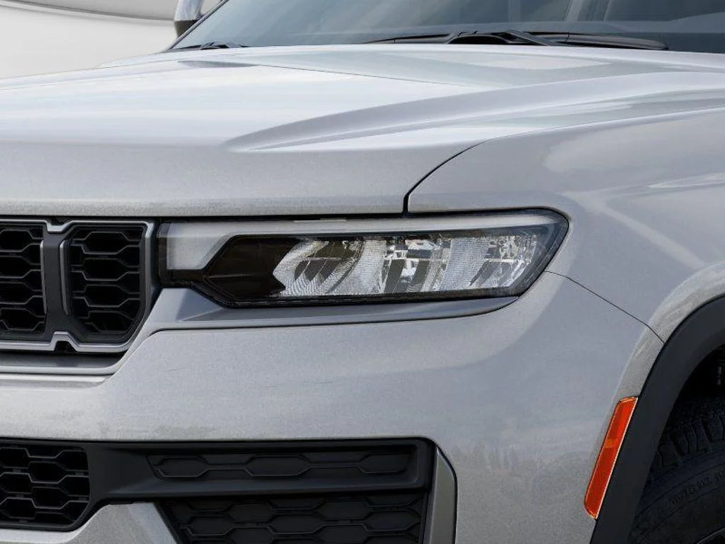 New 2026 Silver Zynith Exterior Paint Jeep Altitude image 10