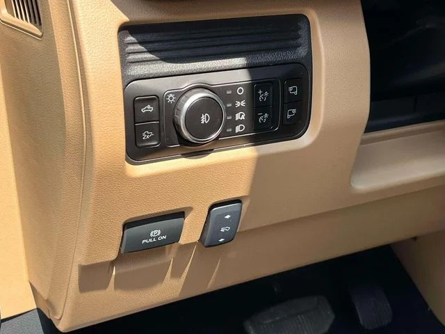New 2027 Star White Metallic Tri-Coat Ford F-250® Lariat® image 23