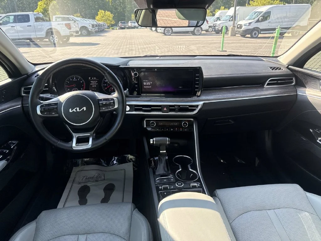 Used 2022 Black Kia EX image 26