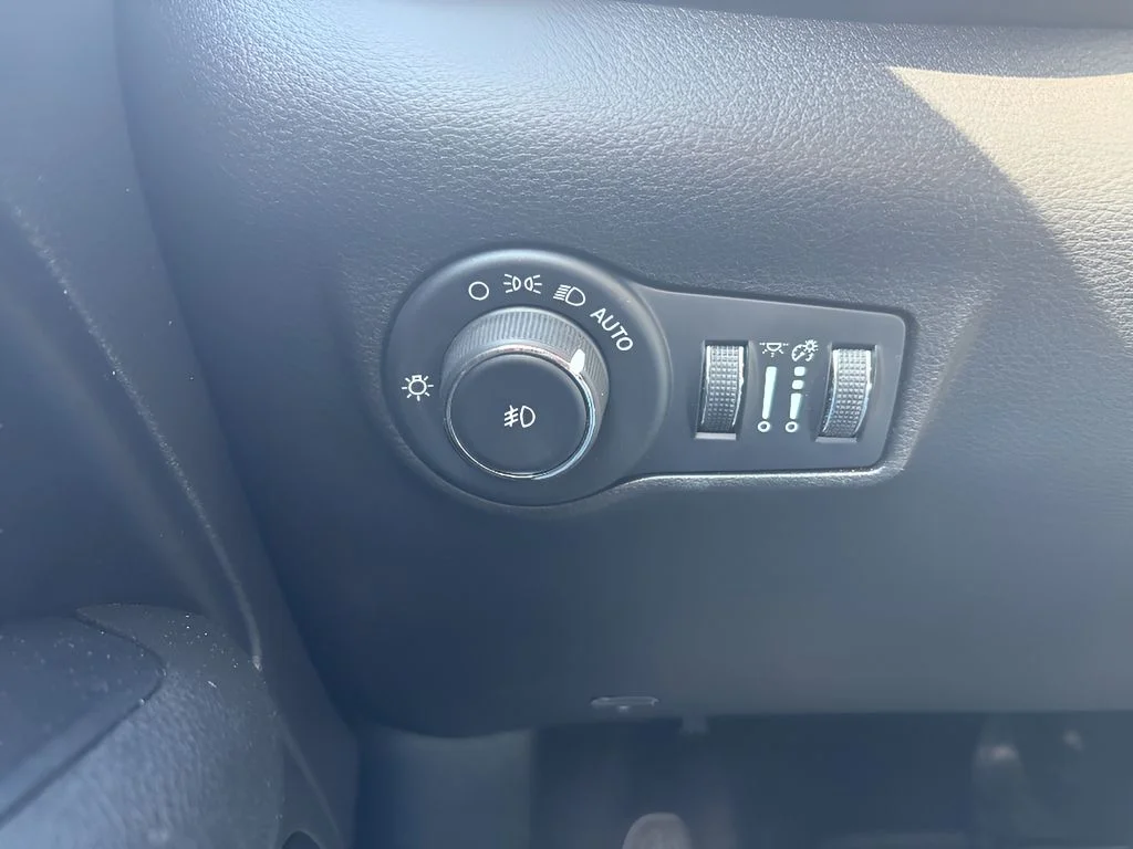 Used 2024 Silver Zynith Metallic Clearcoat Jeep Trailhawk image 25