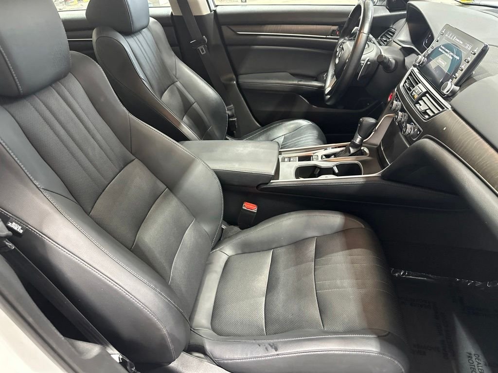 Used 2018 Platinum White Pearl Honda Touring image 17