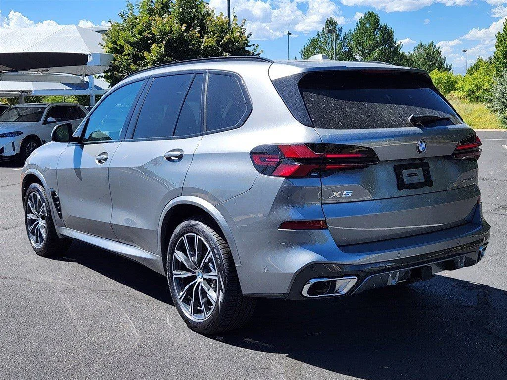 Used 2026 Skyscraper Grey Metallic BMW xDrive40i image 3