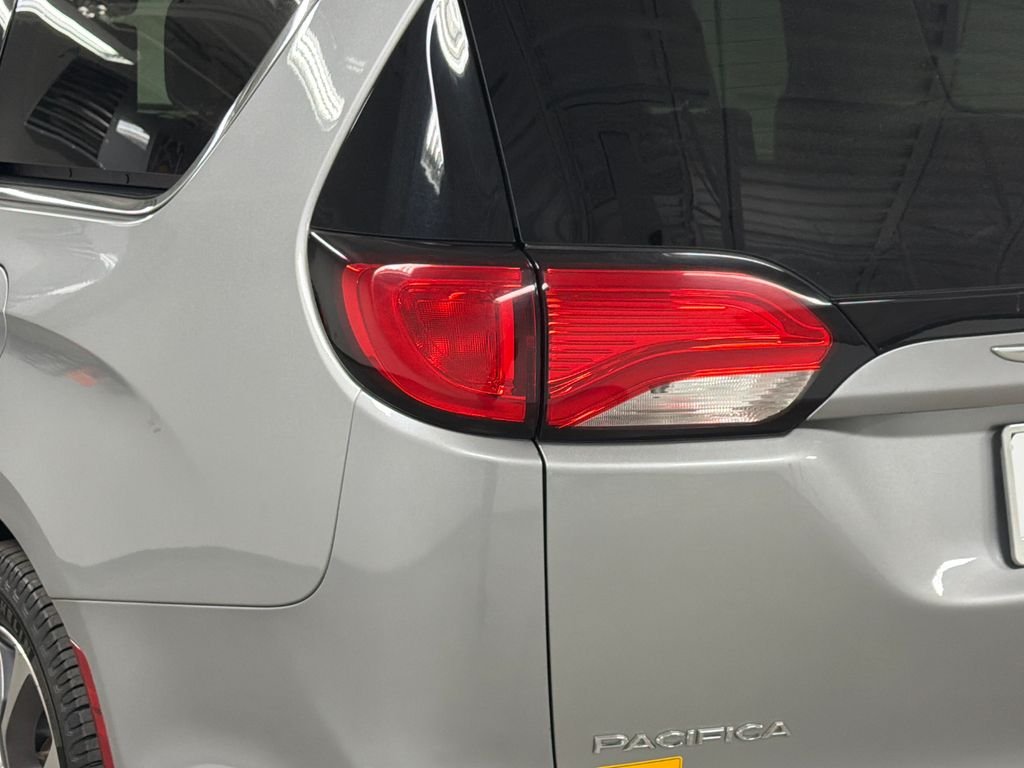 Used 2019 Silver Chrysler Limited image 17