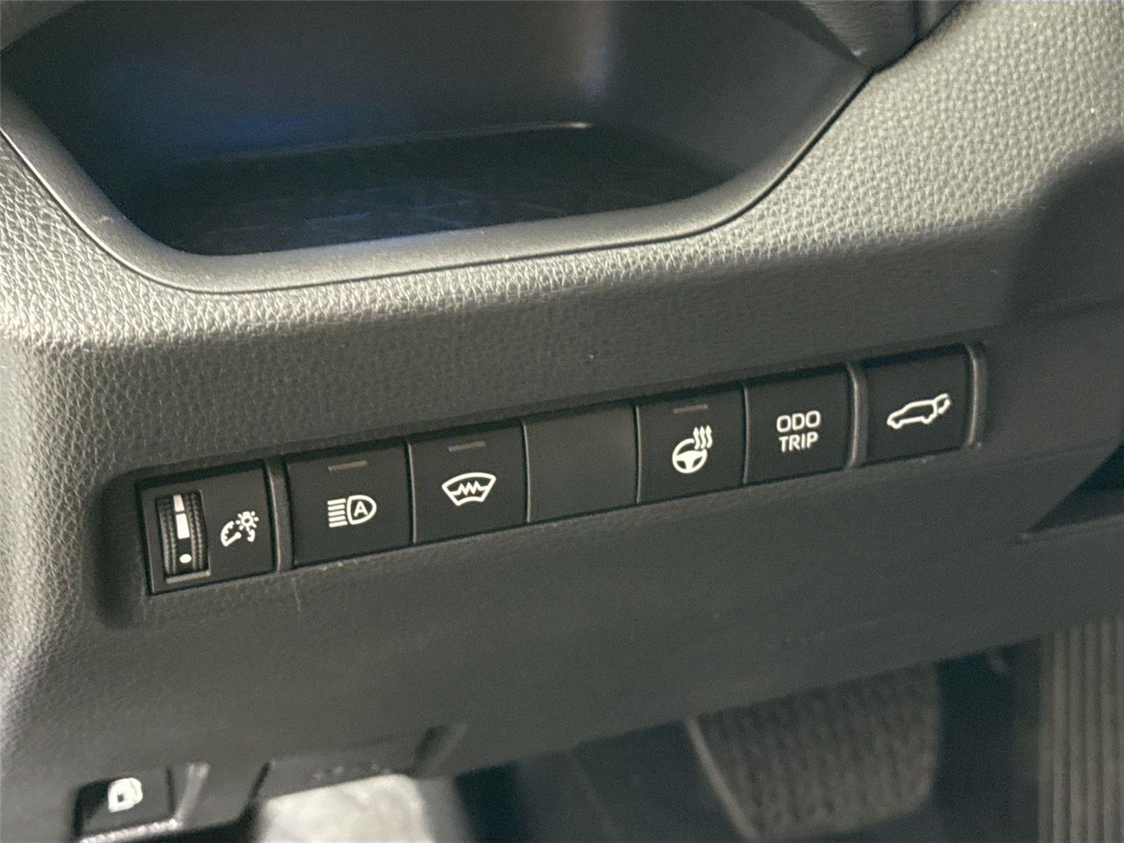 2025 Toyota RAV4 XSE - Photo 16