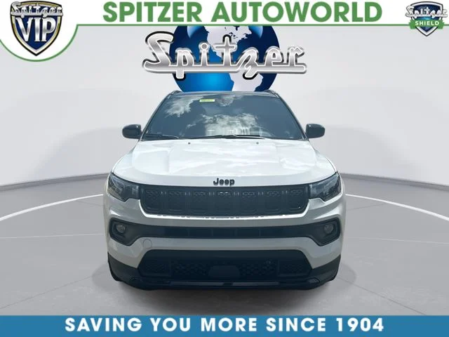 Used 2023 White Jeep Latitude image 3