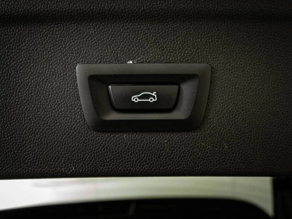 Used 2023 Black Sapphire Metallic BMW xDrive50 image 19
