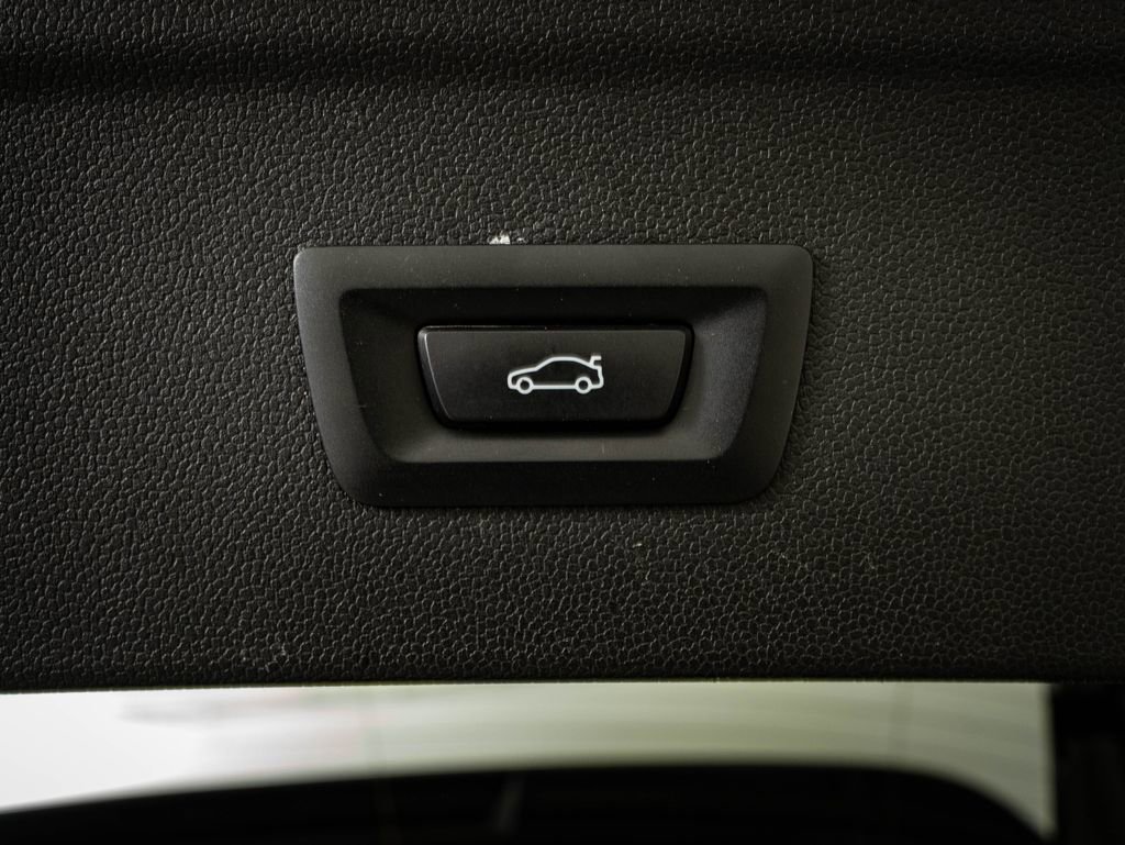 Used 2023 Black Sapphire Metallic BMW xDrive50 image 19