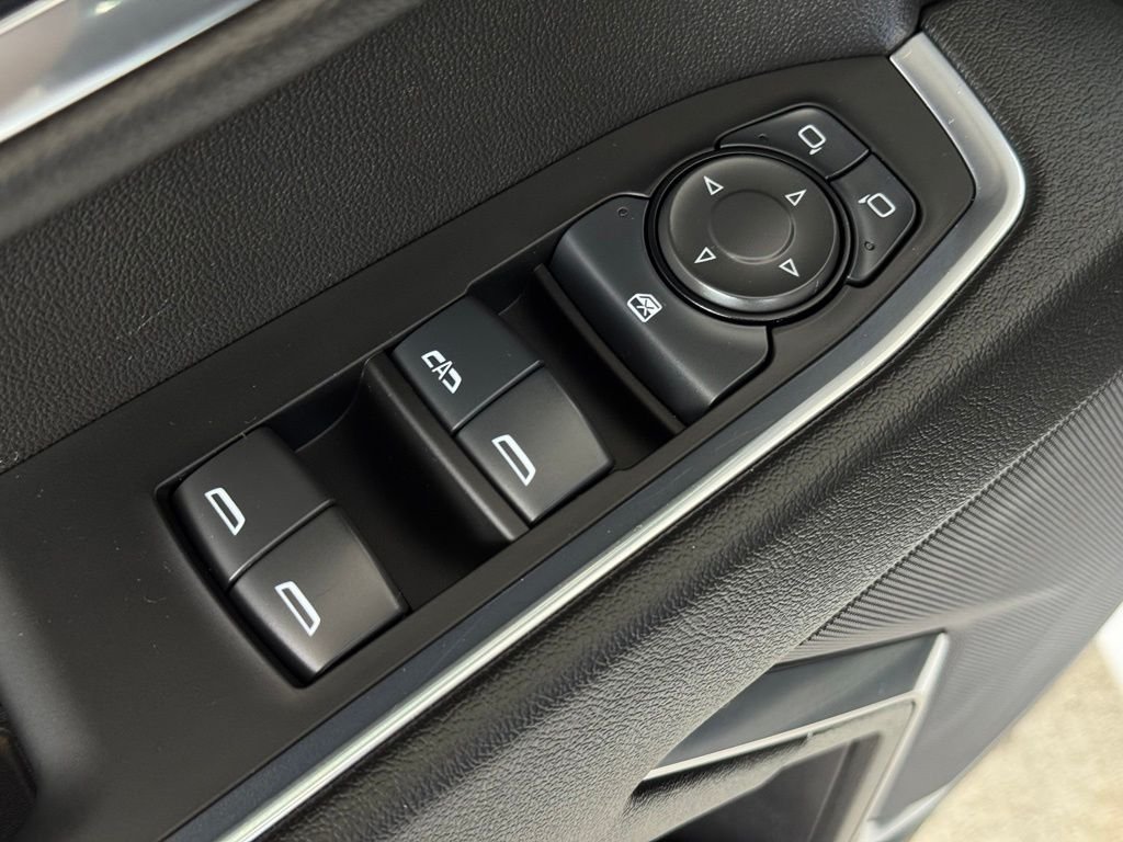 Used 2025 White Chevrolet LT image 27