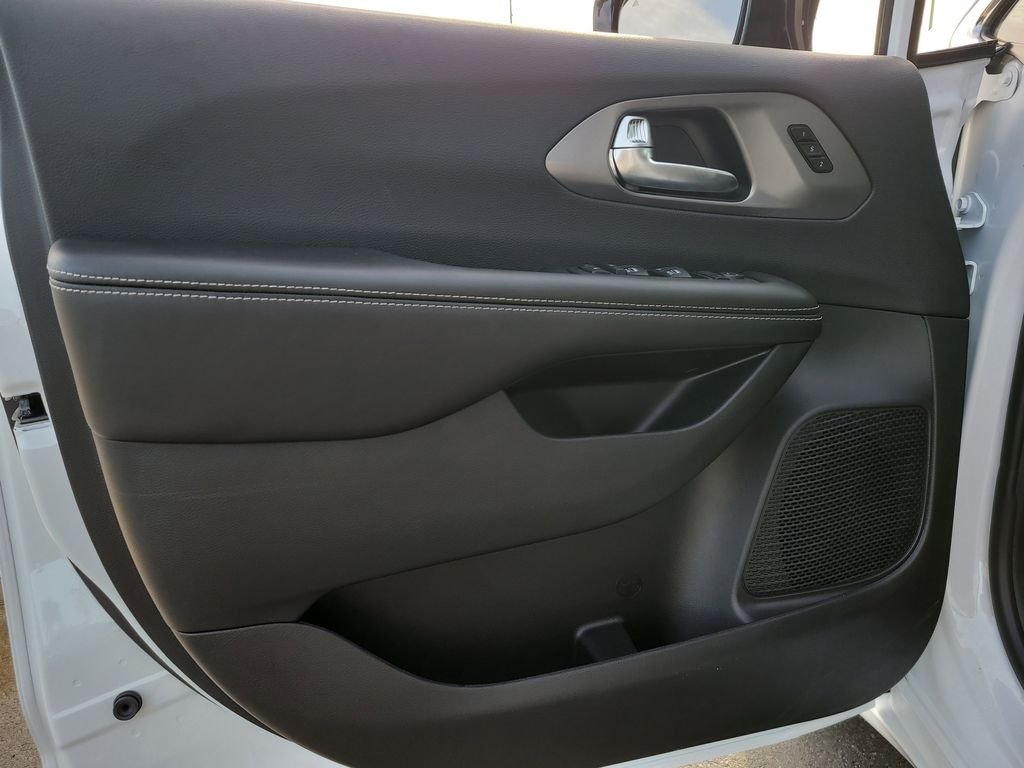 New 2026 Bright White Clear-Coat Exterior Paint Chrysler Select image 13