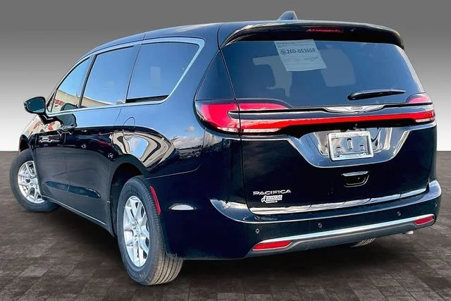 New 2026 Diamond Black Crystal Pearl-Coat Exterior Paint Chrysler Select image 3