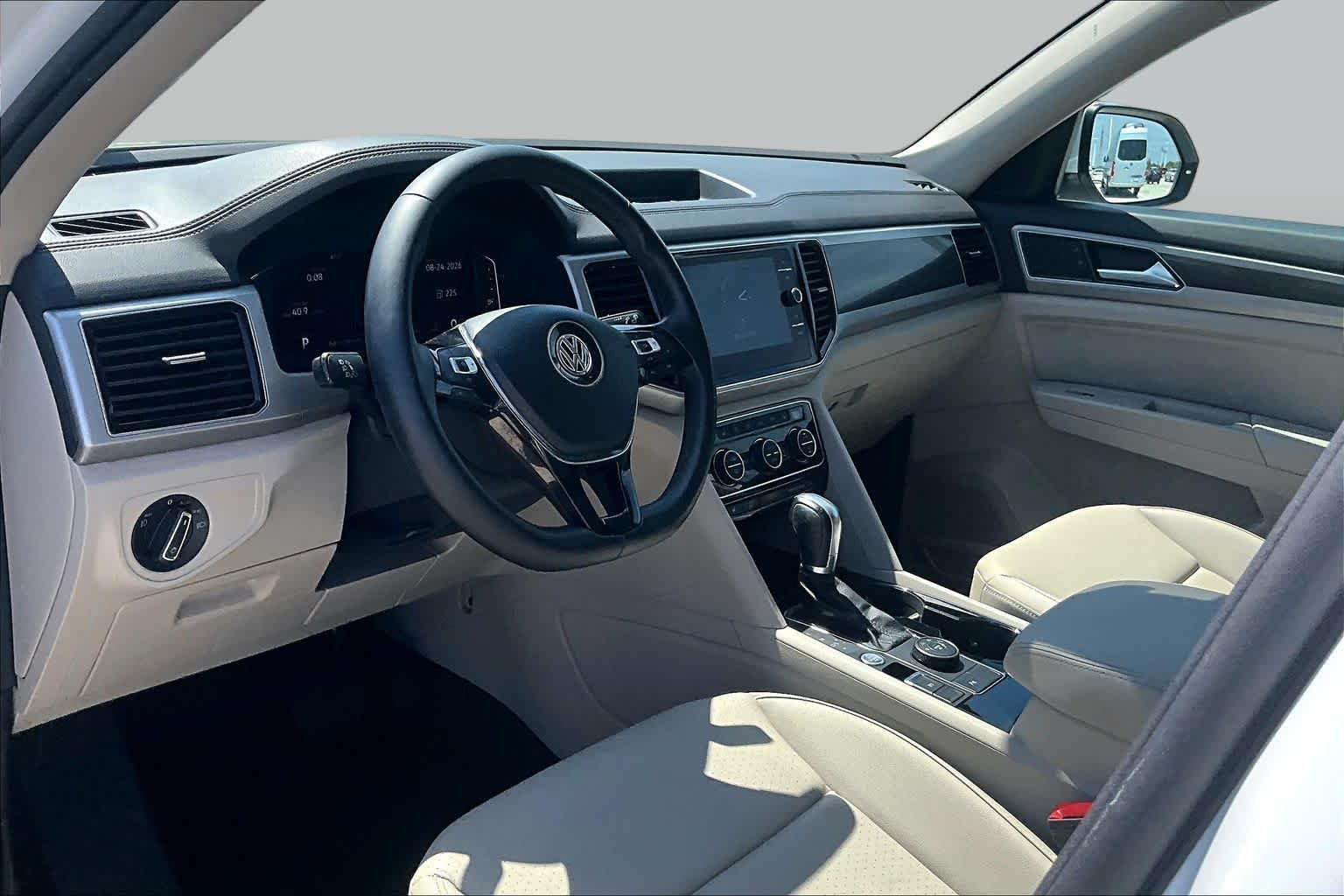 Used 2019 Pure White Volkswagen 3.6L V6 SEL image 16