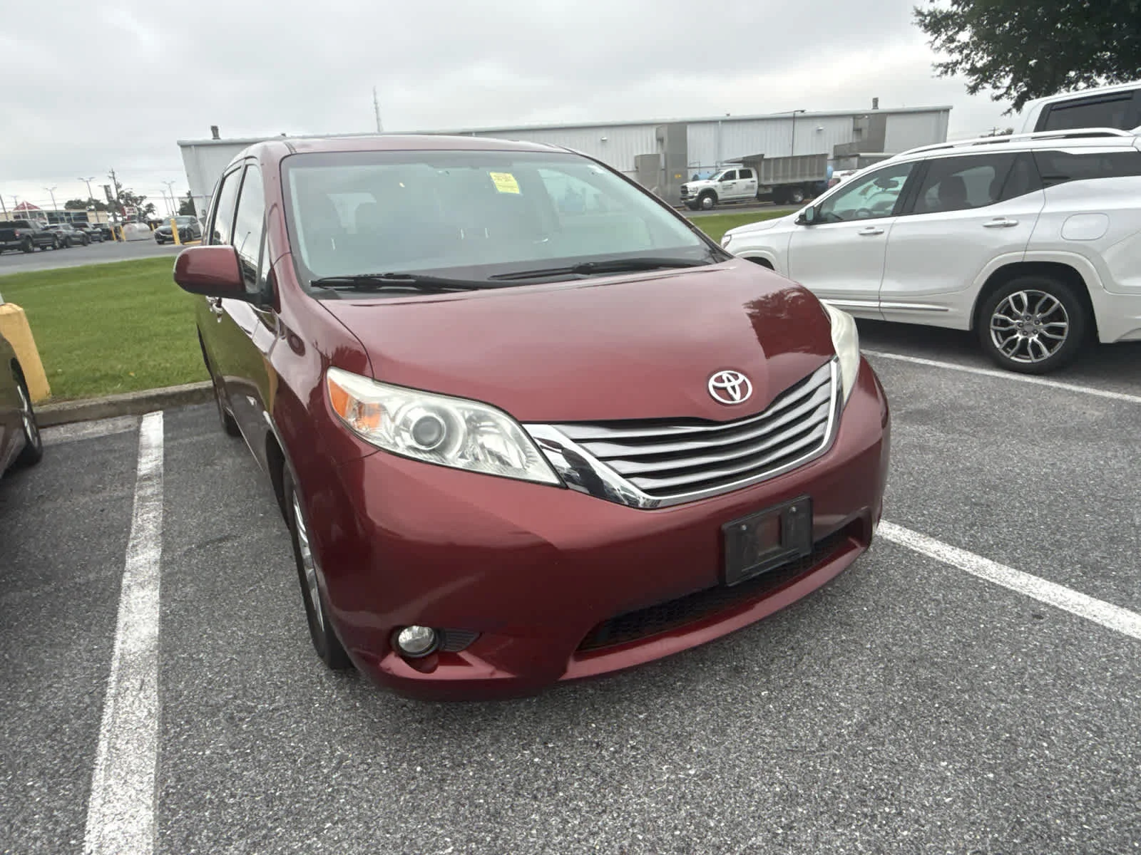 Used 2016 Salsa Red Pearl Toyota XLE image 4