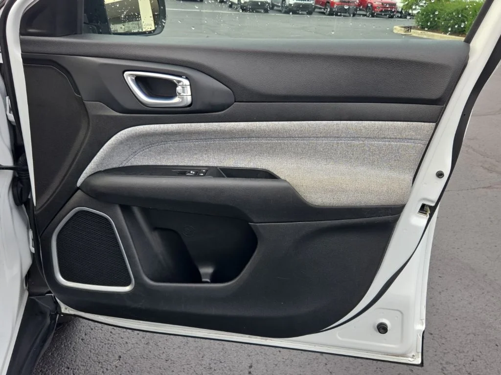 Used 2024 White Jeep Latitude image 17