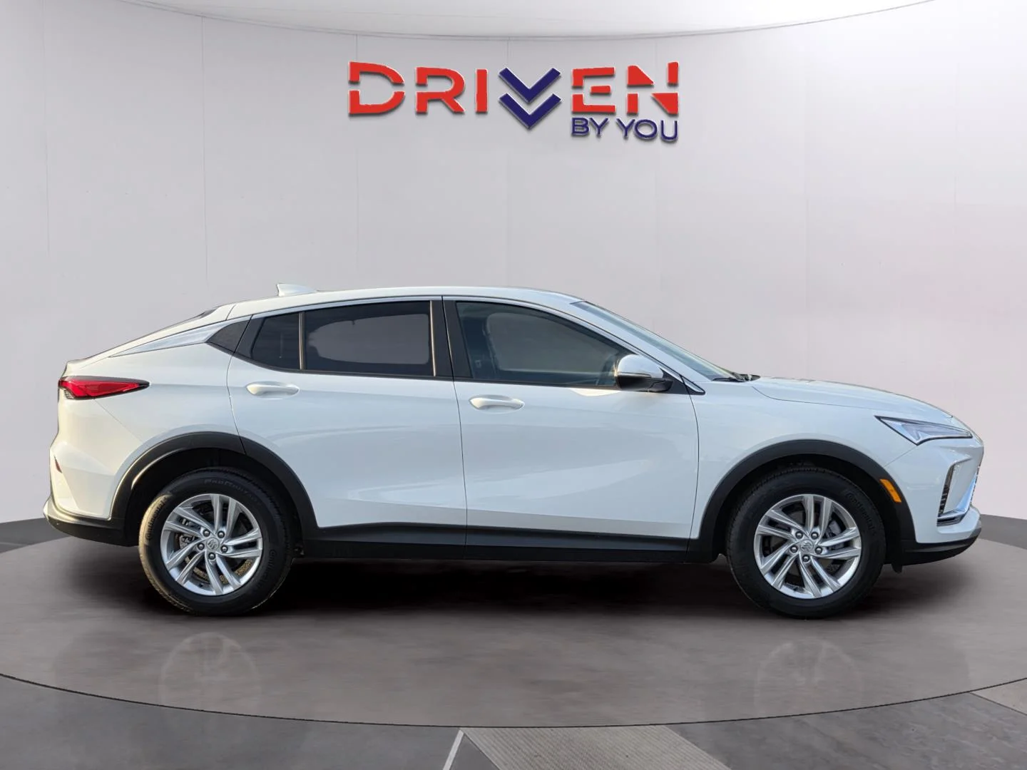 Used 2025 Summit White Buick Preferred image 5