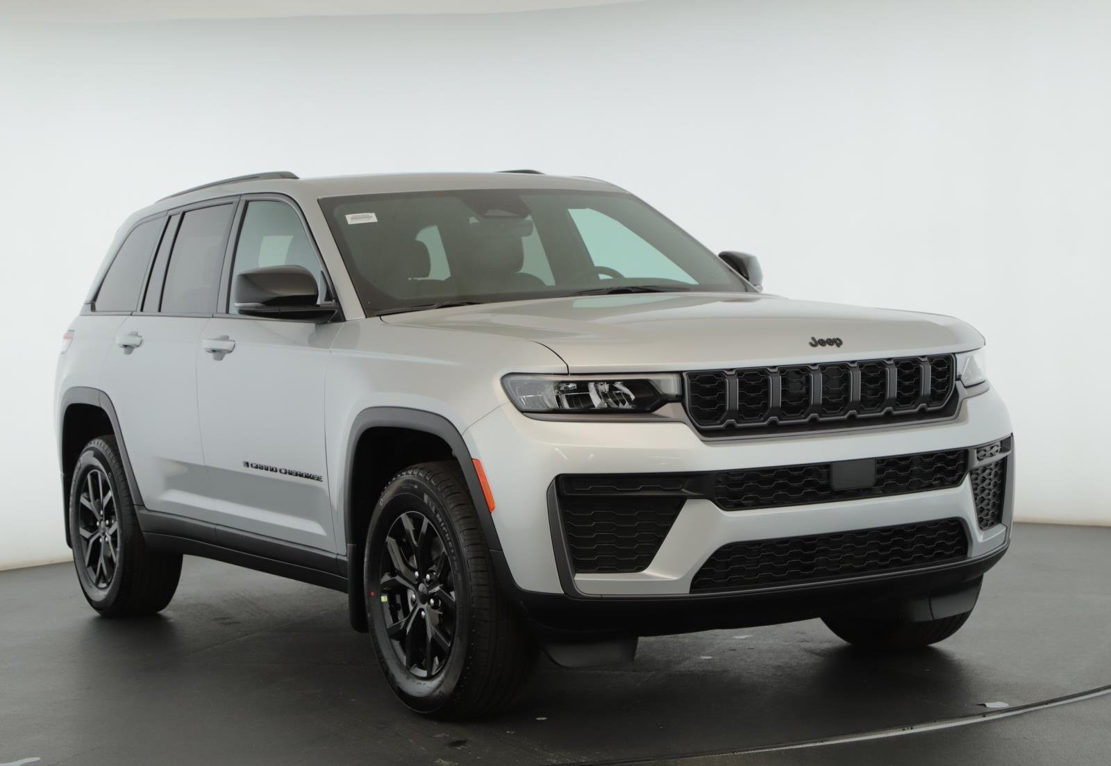 New 2026 Silver Zynith Exterior Paint Jeep Laredo Altitude 4x4 image 1
