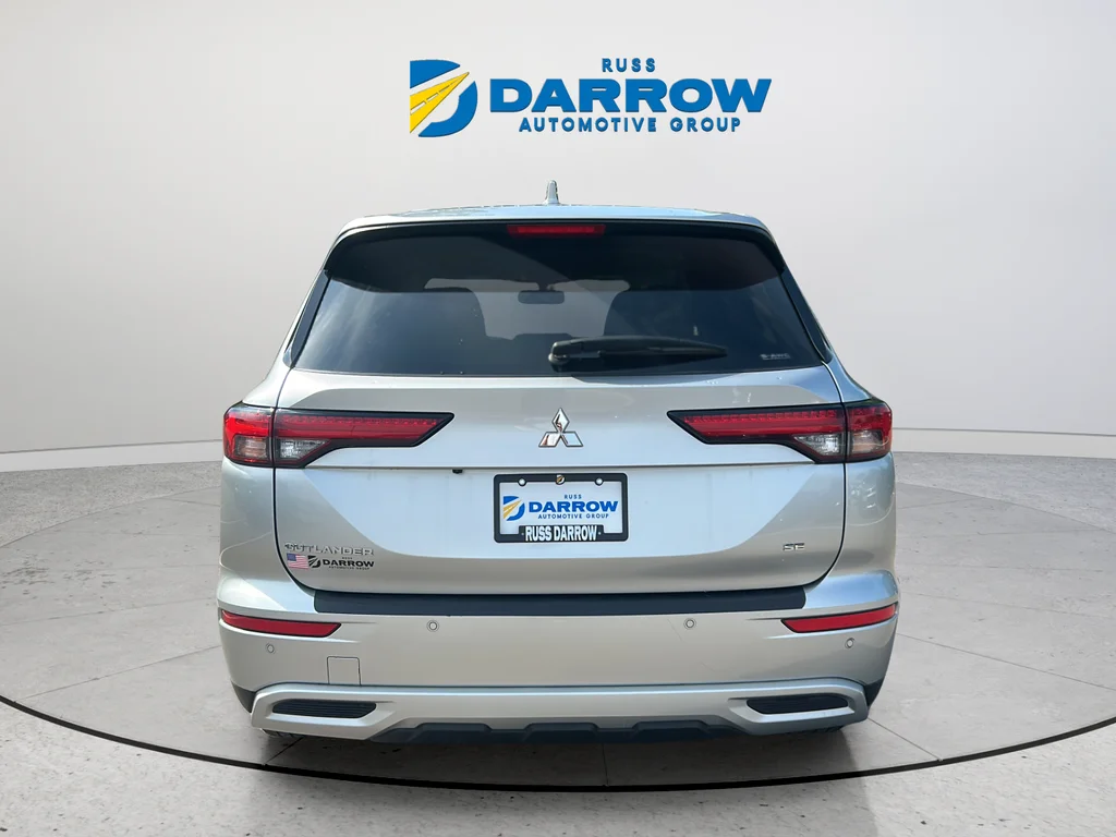 Used 2024 Silver Mitsubishi SE image 4