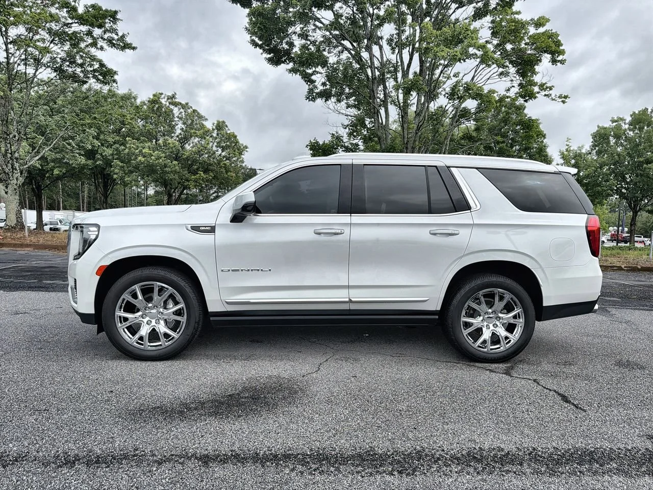 Used 2022 White Frost Tricoat GMC Denali image 5