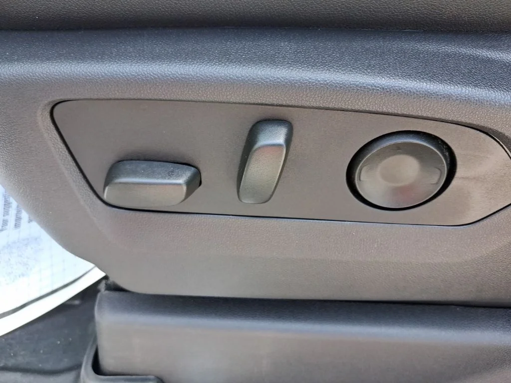 Used 2024 Silver GMC SLT image 17